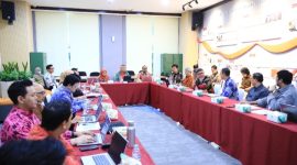 Deputi Komisioner Pengawas Perilaku Pelaku Usaha Jasa Keuangan dan Pelindungan Konsumen OJK, Rizal Ramadhani bersama sejumlah pejabat OJK lain menerima wakil dari Paguyuban Lender DSI di Kantor OJK, Jakarta, Selasa (30/12).