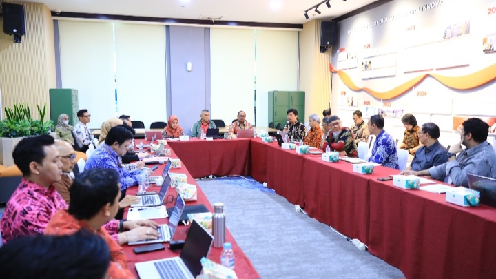 Deputi Komisioner Pengawas Perilaku Pelaku Usaha Jasa Keuangan dan Pelindungan Konsumen OJK, Rizal Ramadhani bersama sejumlah pejabat OJK lain menerima wakil dari Paguyuban Lender DSI di Kantor OJK, Jakarta, Selasa (30/12).