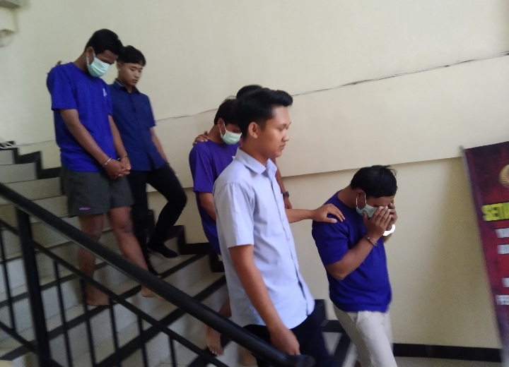Tujuh tersangka pengeroyokan remaja hingga tewas di Mranggen,  dihadirkan dalam gelar perkara, di Mapolres Demak, Jumat (2/1/2026).
