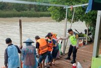 Anggota Polres Demak melakukan pemantauan dan pengaman kepada masyarakat yang masih beraktivitas di akhir masa libur Nataru, Minggu (4/1/2026).