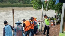 Anggota Polres Demak melakukan pemantauan dan pengaman kepada masyarakat yang masih beraktivitas di akhir masa libur Nataru, Minggu (4/1/2026).