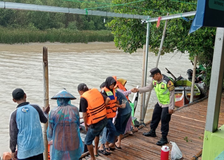 Anggota Polres Demak melakukan pemantauan dan pengaman kepada masyarakat yang masih beraktivitas di akhir masa libur Nataru, Minggu (4/1/2026).