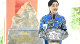 Kepala Eksekutif Pengawas Perilaku Pelaku Usaha Jasa Keuangan OJK, Friderica Widyasari Dewi, saat memberikan sambutan di acara edukasi dan literasi keuangan bagi siswa SMA Taruna Nusantara Magelang, Selasa (6/1/2026).