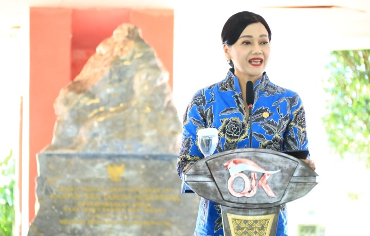 Kepala Eksekutif Pengawas Perilaku Pelaku Usaha Jasa Keuangan OJK, Friderica Widyasari Dewi, saat memberikan sambutan di acara edukasi dan literasi keuangan bagi siswa SMA Taruna Nusantara Magelang, Selasa (6/1/2026).