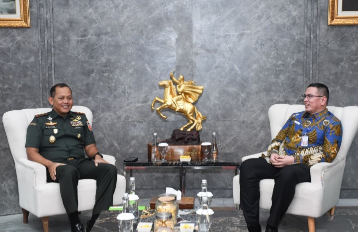 Pangdam IV/Diponegoro, Mayjen TNI Achiruddin, menerima audiensi Kepala BNN Provinsi Jawa Tengah, Toton Rasyid, di Ruang Kerja Pangdam, Selasa (6/1/2026).