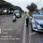 Anggota Satlantas Polres Demak sedang mengatur arus lalulintas di jalur Krajan Kulon, Trengguli.