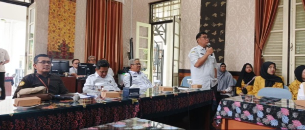 Bupati Wonosobo, Afif Nurhidayat, menerima secara resmi mahasiswa KKN UNSOED Purwokerto yang akan melaksanakan pengabdian masyarakat di Kabupaten Wonosobo.