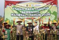 Kapolres Demak, AKBP Ari Cahya Nugraha, memimpin Panen Raya Jagung di Desa Sumberejo, Kecamatan Mranggen, Kamis (8/1/2026).