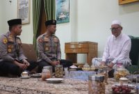 Kapolres Demak, AKBP Ari Cahya Nugraha bersama AKBP Arrizal Samelino Gandasaputra bersilaturahmi di kediaman KH. M. Zainal Arifin Ma’shum, Pengasuh Pondok Pesantren Fathul Huda, Dukuh Karanggawang, Desa Sidorejo, Kecamatan Sayung, Sabtu (10/1).
