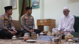 Kapolres Demak, AKBP Ari Cahya Nugraha bersama AKBP Arrizal Samelino Gandasaputra bersilaturahmi di kediaman KH. M. Zainal Arifin Ma’shum, Pengasuh Pondok Pesantren Fathul Huda, Dukuh Karanggawang, Desa Sidorejo, Kecamatan Sayung, Sabtu (10/1).
