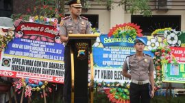 Kapolres Demak, AKBP Ari Cahya Nugraha memimpin apel pagi terakhirnya sebelum melaksanakan serah terima jabatan (sertijab), Senin (12/1/2026).