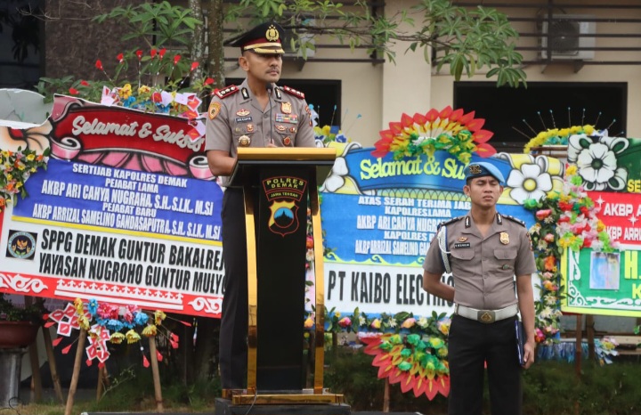 Kapolres Demak, AKBP Ari Cahya Nugraha memimpin apel pagi terakhirnya sebelum melaksanakan serah terima jabatan (sertijab), Senin (12/1/2026).