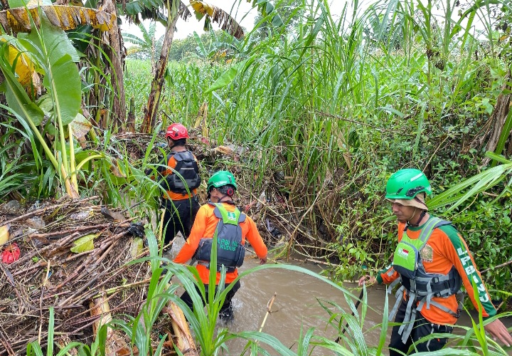 Tim SAR gabungan sedang mencari Ismi Najiba Ulya (5 tahun), warga Kayuapu Wetan, Desa Gondangmanis, Kecamatan Bae, Kabupaten Kudus, yang dilaporkan hanyut dan hilang di anak Sungai Perak, Desa Gondangmanis, Kecamatan Bae, Kabupaten Kudus, Senin (12/1).
