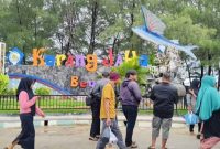 Pantai Karangjahe, Desa Punjulharjo Kecamatan Rembang dipadati pengunjung selama libur Nataru.