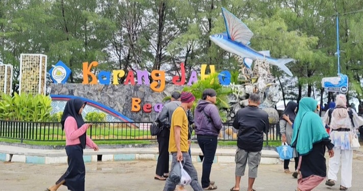 Pantai Karangjahe, Desa Punjulharjo Kecamatan Rembang dipadati pengunjung selama libur Nataru.