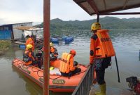 BASARNAS dan Tim SAR Gabungan melakukan pencarian terhadap Agus Waluyo (36 tahun) yang dilaporkan tenggelam di Waduk Wadaslintang, Desa Sumberejo, Kecamatan Wadaslintang, Kabupaten Wonosobo.