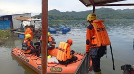 BASARNAS dan Tim SAR Gabungan melakukan pencarian terhadap Agus Waluyo (36 tahun) yang dilaporkan tenggelam di Waduk Wadaslintang, Desa Sumberejo, Kecamatan Wadaslintang, Kabupaten Wonosobo.