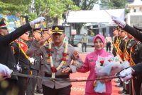 Resmi Jabat Kapolres, AKBP Samelino beserta istri disambut jajaran polres Demak, Selasa (13/1).
