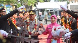 Resmi Jabat Kapolres, AKBP Samelino beserta istri disambut jajaran polres Demak, Selasa (13/1).
