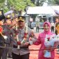 Resmi Jabat Kapolres, AKBP Samelino beserta istri disambut jajaran polres Demak, Selasa (13/1).
