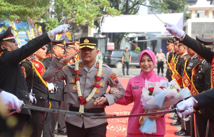 Resmi Jabat Kapolres, AKBP Samelino beserta istri disambut jajaran polres Demak, Selasa (13/1).
