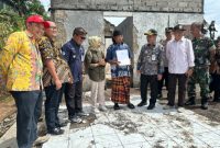 Bupati Wonosobo, Afif Nurhidayat, bersama Baznas Kabupaten Wonosobo menyalurkan bantuan kepada warga terdampak kebakaran rumah di Desa Banyukembar, Kecamatan Watumalang, dan Desa Siwuran, Kecamatan Garung, Selasa (13/1/2026).