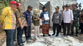 Bupati Wonosobo, Afif Nurhidayat, bersama Baznas Kabupaten Wonosobo menyalurkan bantuan kepada warga terdampak kebakaran rumah di Desa Banyukembar, Kecamatan Watumalang, dan Desa Siwuran, Kecamatan Garung, Selasa (13/1/2026).