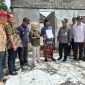 Bupati Wonosobo, Afif Nurhidayat, bersama Baznas Kabupaten Wonosobo menyalurkan bantuan kepada warga terdampak kebakaran rumah di Desa Banyukembar, Kecamatan Watumalang, dan Desa Siwuran, Kecamatan Garung, Selasa (13/1/2026).
