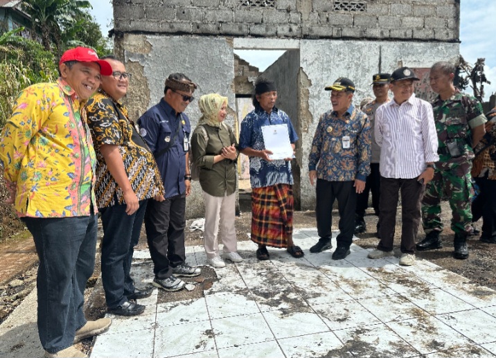 Bupati Wonosobo, Afif Nurhidayat, bersama Baznas Kabupaten Wonosobo menyalurkan bantuan kepada warga terdampak kebakaran rumah di Desa Banyukembar, Kecamatan Watumalang, dan Desa Siwuran, Kecamatan Garung, Selasa (13/1/2026).