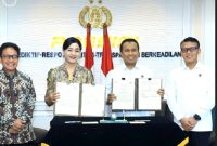 Kepala Eksekutif Pengawas Perilaku Pelaku Usaha Jasa Keuangan, Edukasi dan Pelindungan Konsumen OJK, Friderica Widyasari Dewi dan Kepala Bareskrim Polri Komisaris Jenderal Polisi Syahardiantono (tengah) usai menandatangani PKS di Kantor Bareskrim Polri Jakarta, Rabu (14/1/2026).