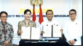 Kepala Eksekutif Pengawas Perilaku Pelaku Usaha Jasa Keuangan, Edukasi dan Pelindungan Konsumen OJK, Friderica Widyasari Dewi dan Kepala Bareskrim Polri Komisaris Jenderal Polisi Syahardiantono (tengah) usai menandatangani PKS di Kantor Bareskrim Polri Jakarta, Rabu (14/1/2026).