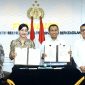 Kepala Eksekutif Pengawas Perilaku Pelaku Usaha Jasa Keuangan, Edukasi dan Pelindungan Konsumen OJK, Friderica Widyasari Dewi dan Kepala Bareskrim Polri Komisaris Jenderal Polisi Syahardiantono (tengah) usai menandatangani PKS di Kantor Bareskrim Polri Jakarta, Rabu (14/1/2026).
