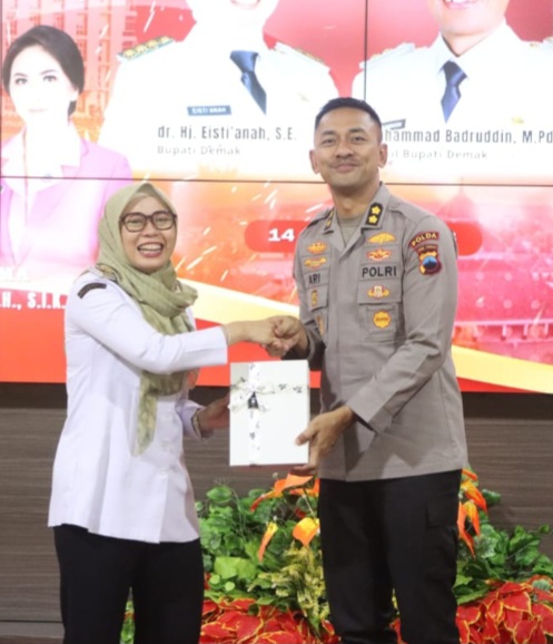 Bupati Demak, Eisti’anah menyerahkan cenderamata kepada AKBP Ari Cahya Nugraha diacara pengantar tugas dan penyambutan Kapolres Demak di Pendopo Satya Bakti Praja, Rabu (14/1/2026).