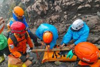 Tim SAR Gabungan sedang mengevakuasi jenasah Syafiq Ridhan Ali Razan/Ali (18), seorang pendaki gunung Slamet yang hilang pada selasa, 30 Desember 2025.