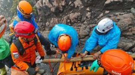 Tim SAR Gabungan sedang mengevakuasi jenasah Syafiq Ridhan Ali Razan/Ali (18), seorang pendaki gunung Slamet yang hilang pada selasa, 30 Desember 2025.