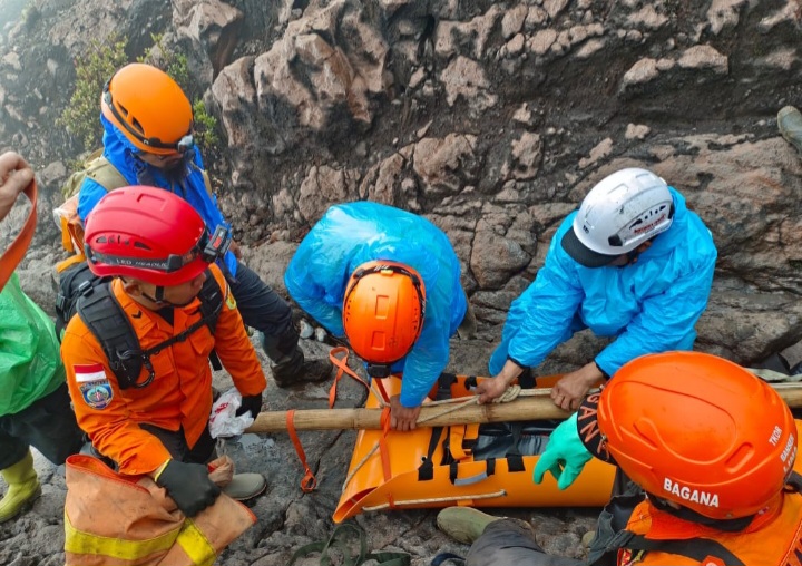 Tim SAR Gabungan sedang mengevakuasi jenasah Syafiq Ridhan Ali Razan/Ali (18), seorang pendaki gunung Slamet yang hilang pada selasa, 30 Desember 2025.