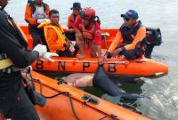 Tim SAR Gabungan sedang mengefakuasi jenazah Agus Waluyo 
yang hilang tenggelam di waduk Wadaslintang Wonosobo, Kamis (15/1/26).