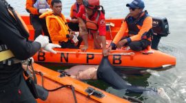 Tim SAR Gabungan sedang mengefakuasi jenazah Agus Waluyo 
yang hilang tenggelam di waduk Wadaslintang Wonosobo, Kamis (15/1/26).