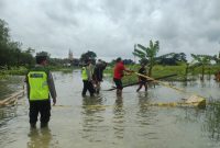 Polisi sedang melakukan olah TKP di  tempat meninggalnya bocah berusia 8 tahun di Sungai Midah, Desa Mlaten, Kecamatan Mijen, Kabupaten Demak, Kamis (15/1/2026).