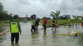 Polisi sedang melakukan olah TKP di  tempat meninggalnya bocah berusia 8 tahun di Sungai Midah, Desa Mlaten, Kecamatan Mijen, Kabupaten Demak, Kamis (15/1/2026).