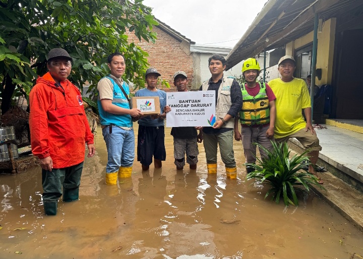 PLN Salurkan Bantuan TJSL untuk Warga Terdampak Banjir di Pati, Jepara dan Kudus.