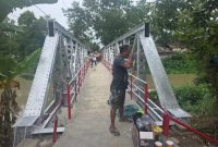 Jembatan Merah Putih Presisi sepanjang 30 meter, menghubungkan Kelurahan Kadilangu dengan Kampung Domenggalan, Kelurahan Bintoro, Kabupaten Demak.
