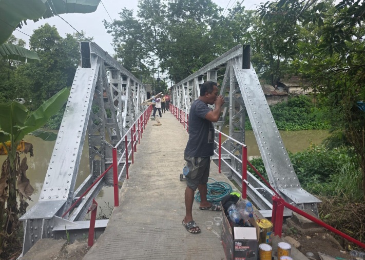 Jembatan Merah Putih Presisi sepanjang 30 meter, menghubungkan Kelurahan Kadilangu dengan Kampung Domenggalan, Kelurahan Bintoro, Kabupaten Demak.