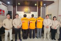 Para tersangka transaksi semu atau menyesatkan atas perdagangan saham PT Sriwahana Adityakarta, Tbk (membelakangi kamera).