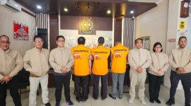 Para tersangka transaksi semu atau menyesatkan atas perdagangan saham PT Sriwahana Adityakarta, Tbk (membelakangi kamera).