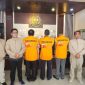 Para tersangka transaksi semu atau menyesatkan atas perdagangan saham PT Sriwahana Adityakarta, Tbk (membelakangi kamera).