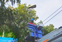 Petugas Dinas Perhubungan Kabupaten Rembang sedang memasang Lampu Penerangan Jalan Umum (LPJU).
