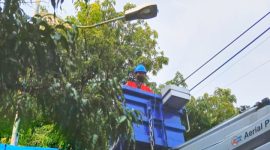 Petugas Dinas Perhubungan Kabupaten Rembang sedang memasang Lampu Penerangan Jalan Umum (LPJU).
