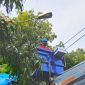 Petugas Dinas Perhubungan Kabupaten Rembang sedang memasang Lampu Penerangan Jalan Umum (LPJU).
