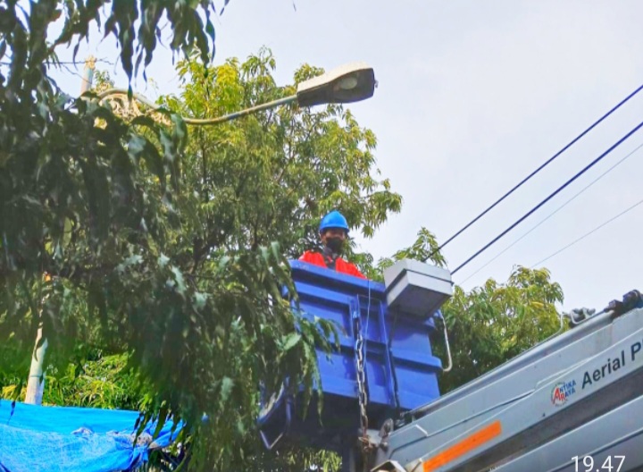 Petugas Dinas Perhubungan Kabupaten Rembang sedang memasang Lampu Penerangan Jalan Umum (LPJU).

